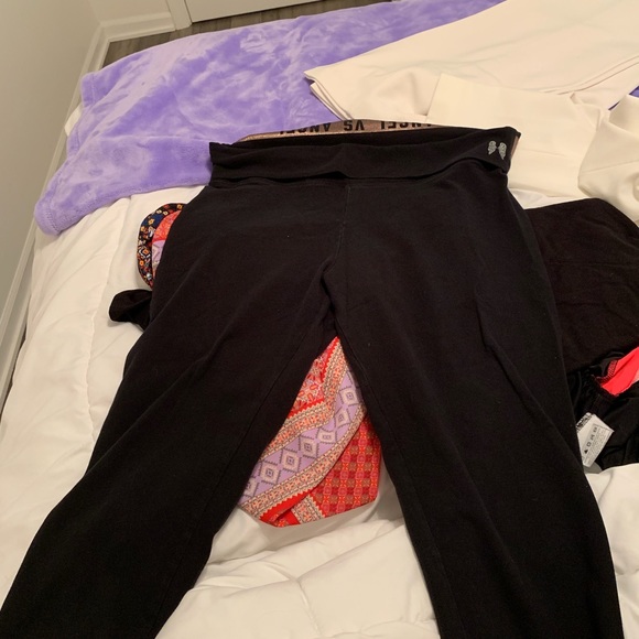 Victoria's Secret Pants - Victoria secret cropped yoga pants
